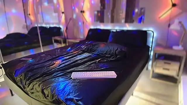 Snapshot of MikyFoxx chatting on December 20, 5:58 am MikyFoxx online show from December 20, 5:58 am