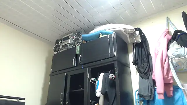 adrixxx38 online show from April 16, 11:18 pm