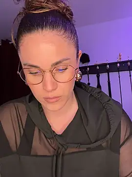 Clara-xoxo online show from March 4, 8:27 pm