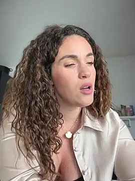 Clara-xoxo online show from February 18, 1:40 pm