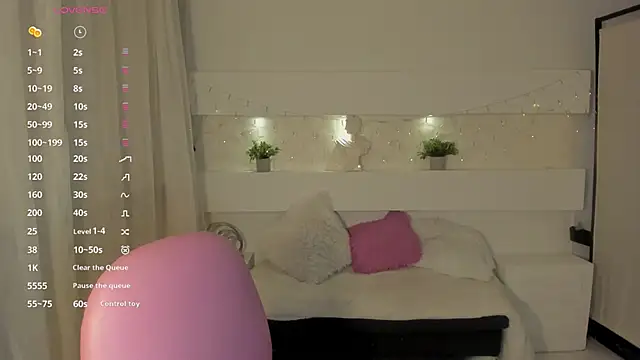 Snapshot of AshleyRoys chatting on December 9, 3:00 pm AshleyRoys online show from December 9, 3:00 pm