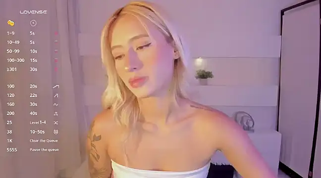 Snapshot of AshleyRoys chatting on February 4, 3:36 pm AshleyRoys online show from February 4, 3:36 pm