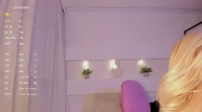 Snapshot of AshleyRoys chatting on February 4, 6:38 pm AshleyRoys online show from February 4, 6:38 pm