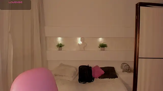 Snapshot of AshleyRoys chatting on March 10, 3:41 pm AshleyRoys online show from March 10, 3:41 pm