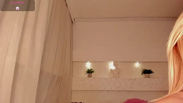 Snapshot of AshleyRoys chatting on March 15, 10:55 pm AshleyRoys online show from March 15, 10:55 pm