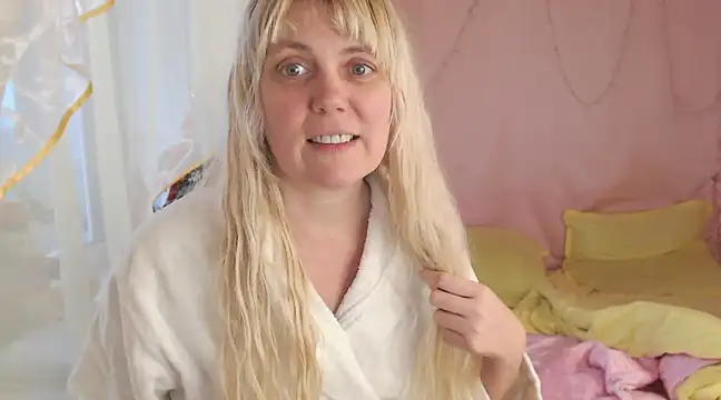 SunnySylvia online show from December 25, 12:05 pm