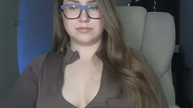 Snapshot of SeasonalSomeone chatting on April 21, 11:29 pm SeasonalSomeone online show from April 21, 11:29 pm