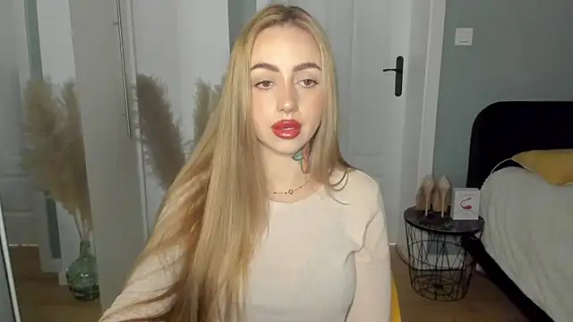Snapshot of sexyCoralie chatting on May 9, 6:51 am sexyCoralie online show from May 9, 6:51 am