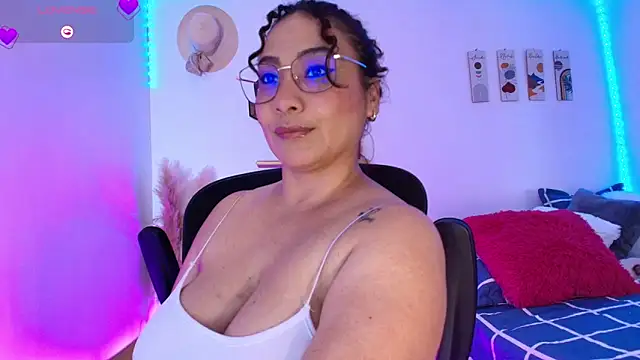 Snapshot of JuliRamirez chatting on December 2, 9:50 pm JuliRamirez online show from December 2, 9:50 pm
