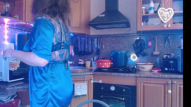 LizaCakes online show from December 11, 9:30 am