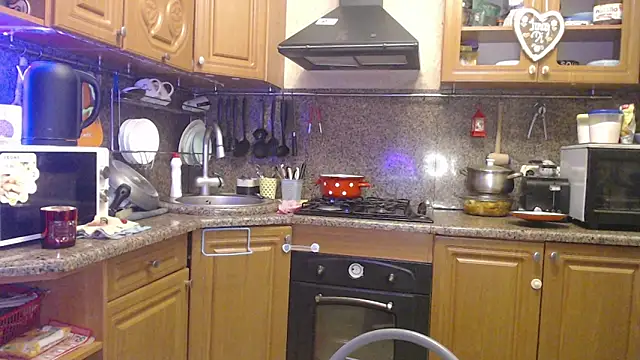 LizaCakes online show from January 4, 6:51 pm