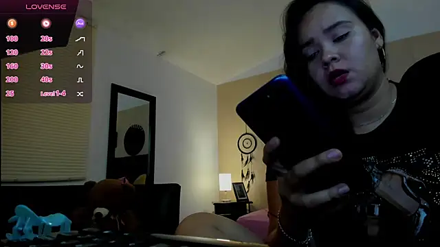 Snapshot of emily_lovexx chatting on October 1, 9:54 pm emily lovexx online show from October 1, 9:54 pm