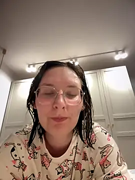 Snapshot of The_Snowwhitee chatting on October 4, 6:28 pm The Snowwhitee online show from October 4, 6:28 pm