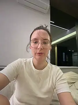 Snapshot of The_Snowwhitee chatting on April 5, 7:55 pm The Snowwhitee online show from April 5, 7:55 pm