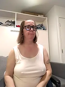 SweetandNaughty1 online show from January 8, 8:33 pm