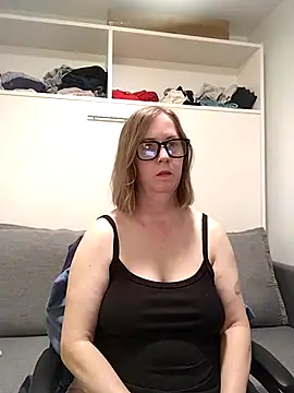 Snapshot of SweetandNaughty1 chatting on June 11, 4:10 am SweetandNaughty1 online show from June 11, 4:10 am