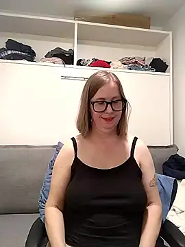 Snapshot of SweetandNaughty1 chatting on June 16, 4:15 am SweetandNaughty1 online show from June 16, 4:15 am