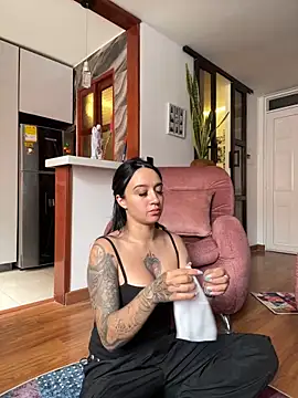 EmmyEvans1 online show from February 6, 8:45 pm