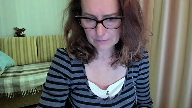 Snapshot of lauraoven chatting on June 19, 8:18 am lauraoven online show from June 19, 8:18 am