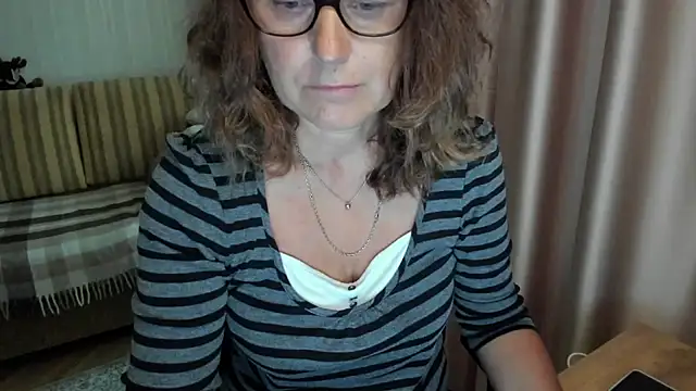 Snapshot of lauraoven chatting on July 6, 9:17 am lauraoven online show from July 6, 9:17 am