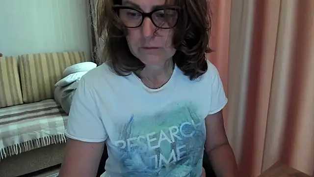 Snapshot of lauraoven chatting on July 15, 6:40 am lauraoven online show from July 15, 6:40 am