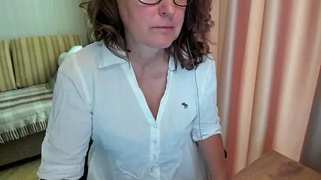 Snapshot of lauraoven chatting on July 17, 7:15 am lauraoven online show from July 17, 7:15 am