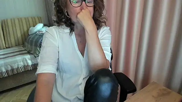 Snapshot of lauraoven chatting on July 20, 10:39 am lauraoven online show from July 20, 10:39 am