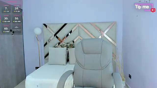 tati saldarriaga online show from November 19, 7:58 pm