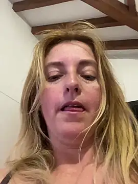 Snapshot of moniquerainx chatting on April 20, 3:37 pm moniquerainx online show from April 20, 3:37 pm