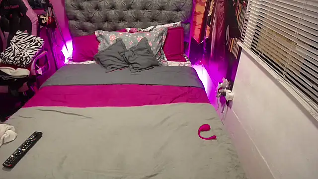 JEENEVIEVE online show from December 4, 6:16 pm