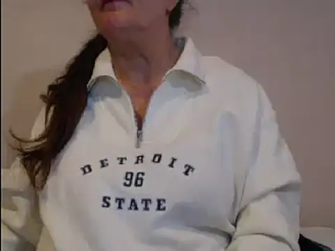 Hottie-Mom online show from January 4, 6:30 pm