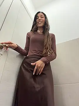 Snapshot of _MiaQueen_ chatting on July 6, 9:28 pm MiaQueen online show from July 6, 9:28 pm