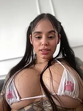 Snapshot of LaraHenao chatting on February 3, 1:08 pm LaraHenao online show from February 3, 1:08 pm