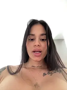 Snapshot of LaraHenao chatting on February 11, 4:13 pm LaraHenao online show from February 11, 4:13 pm