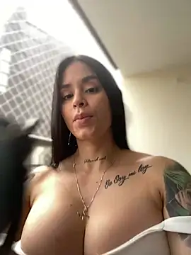 Snapshot of LaraHenao chatting on February 12, 1:06 pm LaraHenao online show from February 12, 1:06 pm