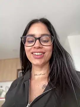 Snapshot of LaraHenao chatting on March 5, 4:13 pm LaraHenao online show from March 5, 4:13 pm