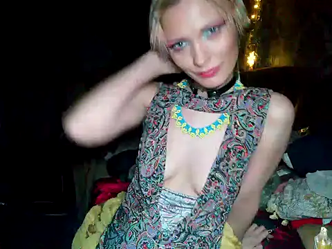 WildMissNiks online show from December 23, 1:45 pm