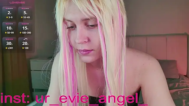 Snapshot of Evelyn_rabbit chatting on March 19, 3:05 pm Evelyn rabbit online show from March 19, 3:05 pm