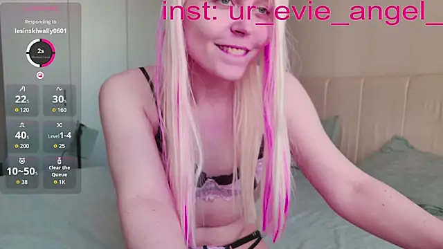 Snapshot of Evelyn_rabbit chatting on March 30, 9:21 am Evelyn rabbit online show from March 30, 9:21 am