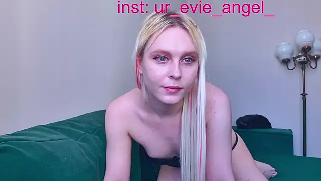 Snapshot of Evelyn_rabbit chatting on May 6, 8:19 am Evelyn rabbit online show from May 6, 8:19 am