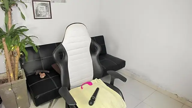 Snapshot of alyssannVhm chatting on March 5, 4:30 am alyssannVhm online show from March 5, 4:30 am