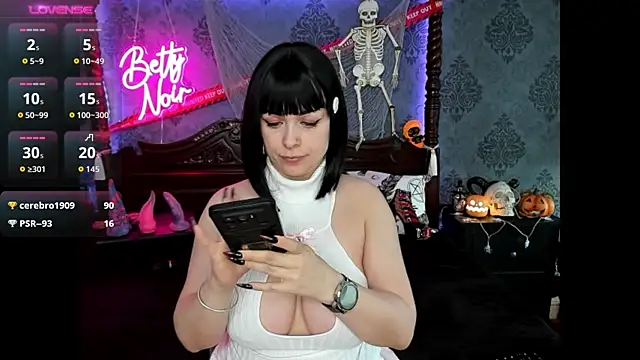 BettyNoir online show from November 3, 11:11 am