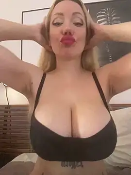 Snapshot of SofiaJoy chatting on February 20, 2:06 pm SofiaJoy online show from February 20, 2:06 pm