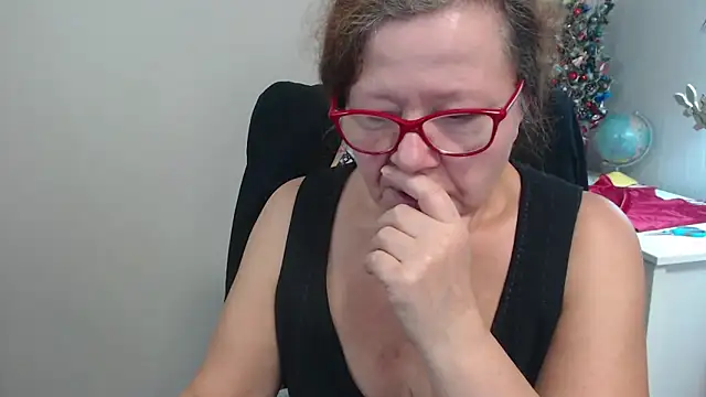 Adelewildx online show from December 18, 9:04 am