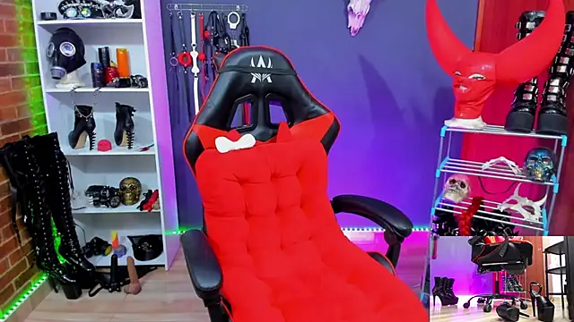 Snapshot of Mistress_Yelena chatting on February 4, 12:16 am Mistress Yelena online show from February 4, 12:16 am