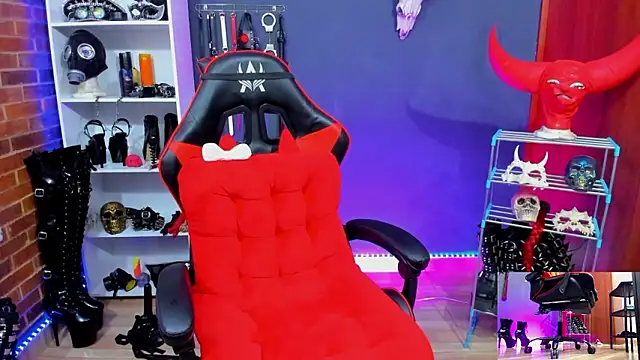 Snapshot of Mistress_Yelena chatting on March 5, 1:01 am Mistress Yelena online show from March 5, 1:01 am