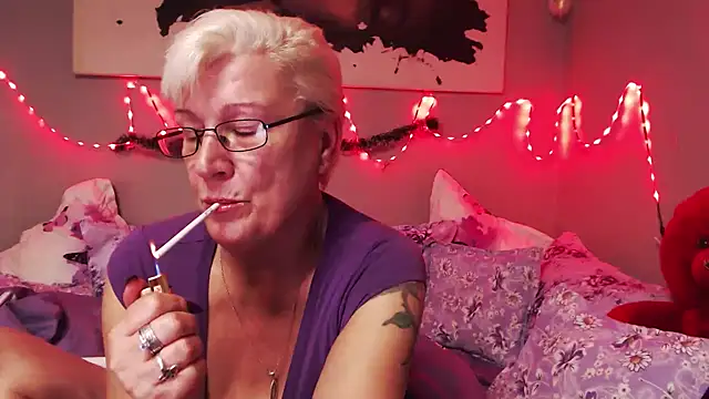 LaylaMilf online show from December 4, 7:11 pm