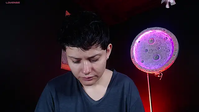 girl intense444 online show from April 18, 1:04 pm