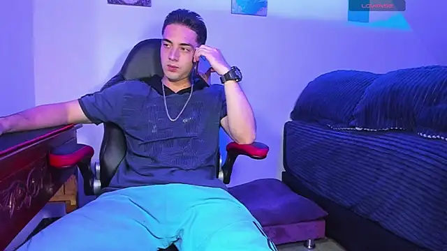 Alex smith00 online show from December 4, 12:30 am