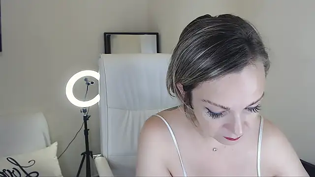 Tilly Eliot online show from February 22, 2:08 pm